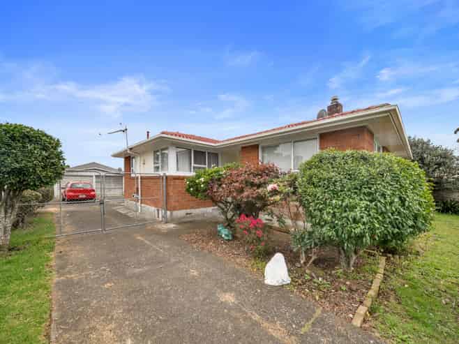 18 Courtenay Crescent, Mangere East