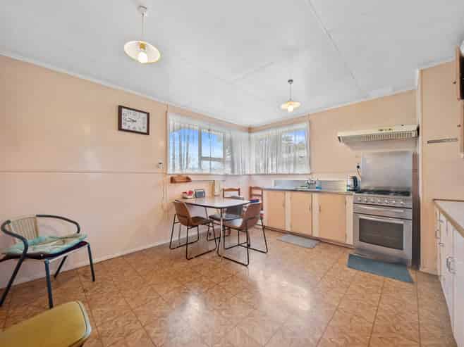 18 Courtenay Crescent, Mangere East