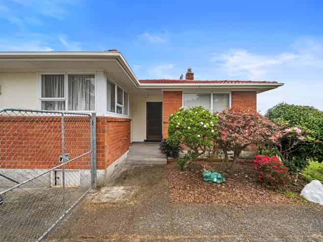 18 Courtenay Crescent, Mangere East