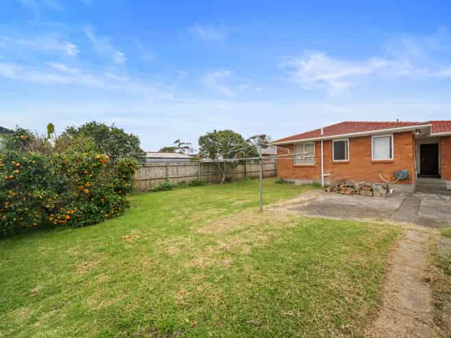 18 Courtenay Crescent, Mangere East