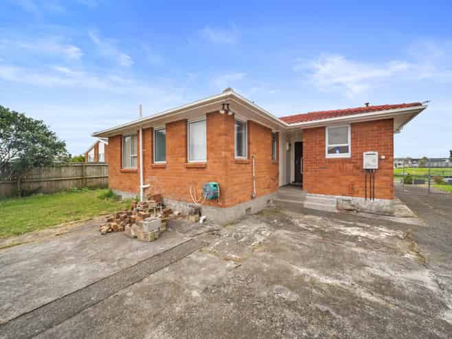 18 Courtenay Crescent, Mangere East