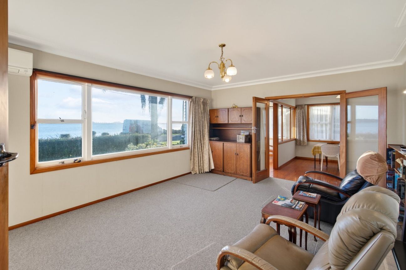 Rare Beachside Treasure with Water Views – pohled 6