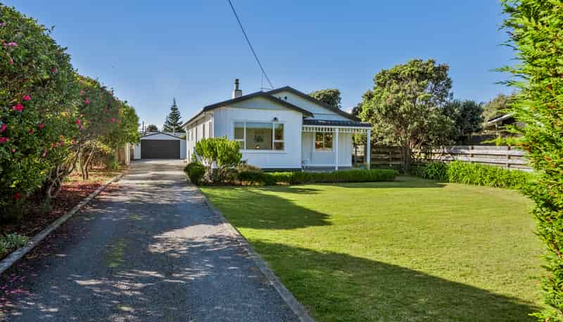 8 Manuka Street, Otaki Beach