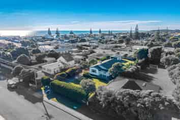 8 Manuka Street, Otaki Beach