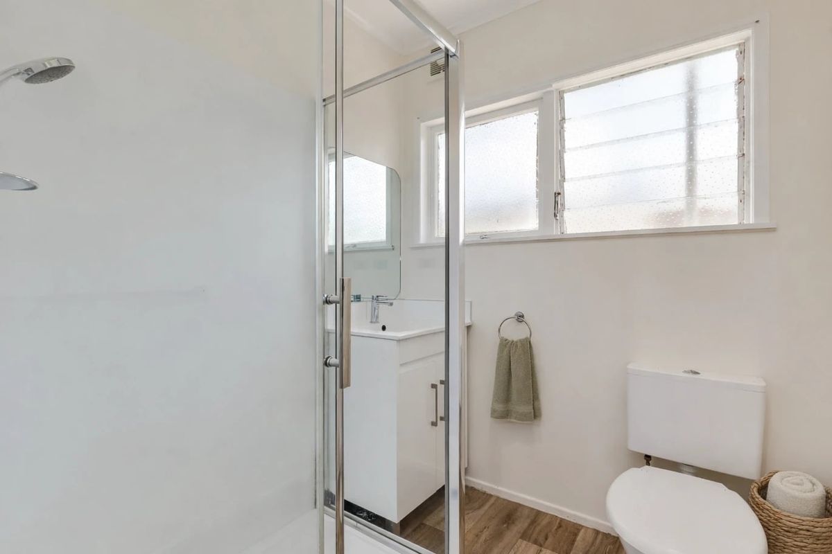 Delightful, bright two bedroom unit! - Więcej