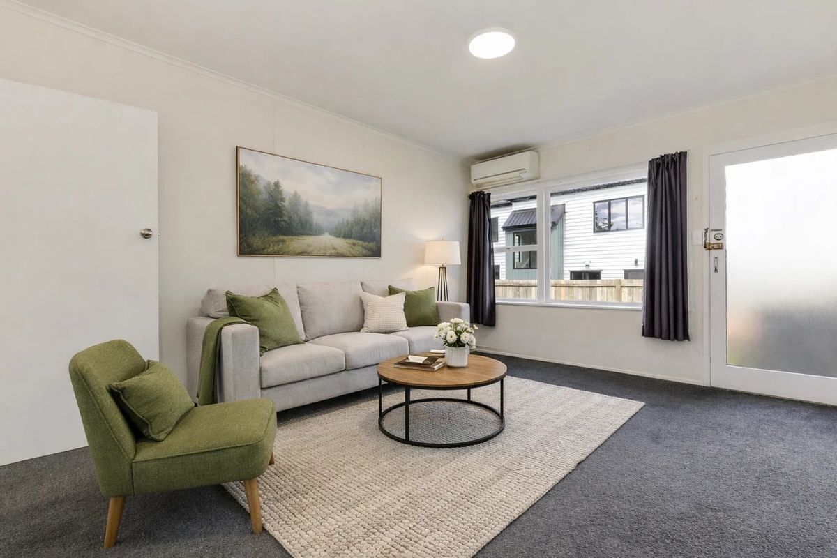 Delightful, bright two bedroom unit! - Widok 4