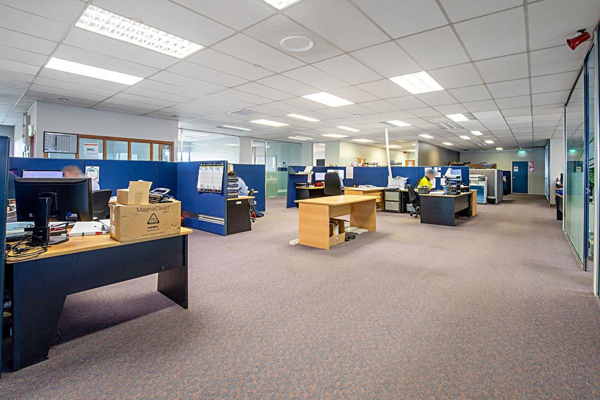 Substantial City-Fringe Office & Warehouse Facility – pohled 4
