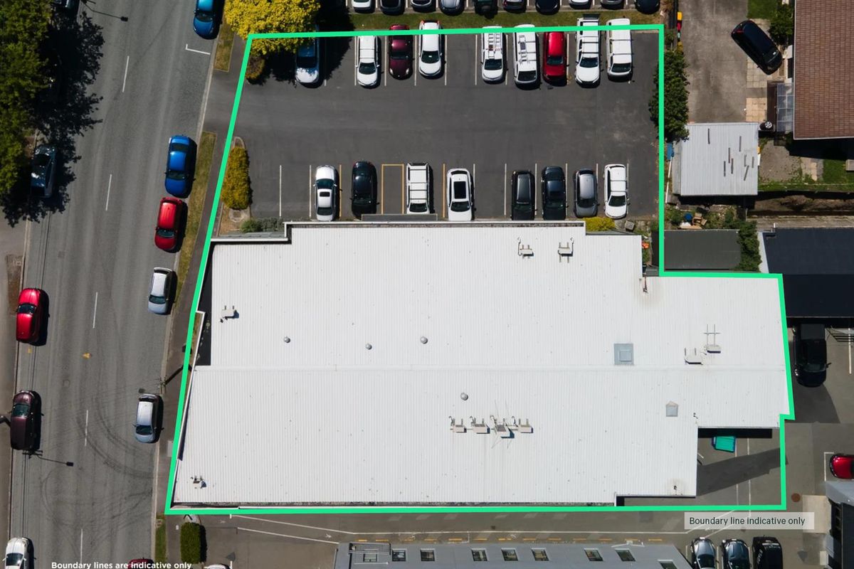 Substantial City-Fringe Office & Warehouse Facility – pohled 3