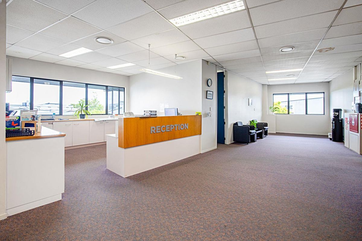 Substantial City-Fringe Office & Warehouse Facility – další