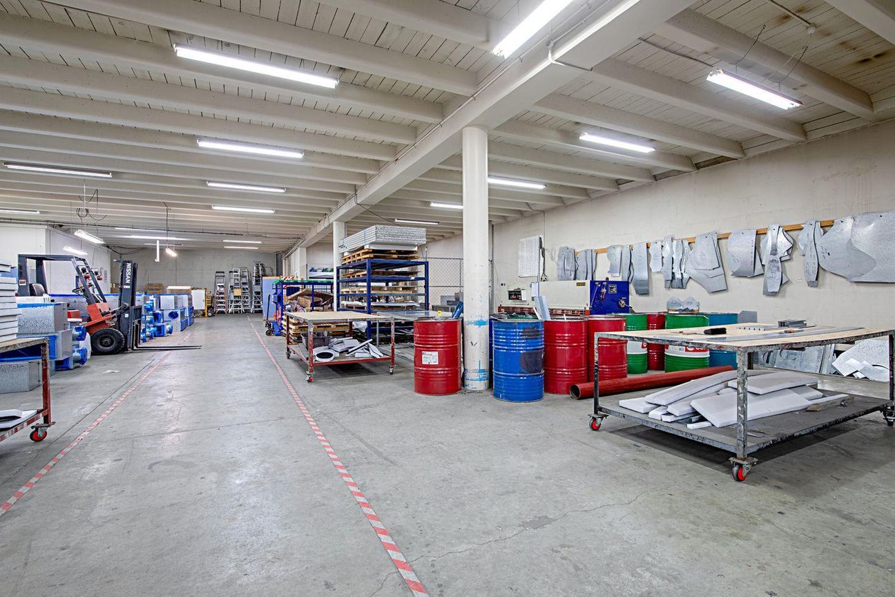 Substantial City-Fringe Office & Warehouse Facility - Ansicht 4