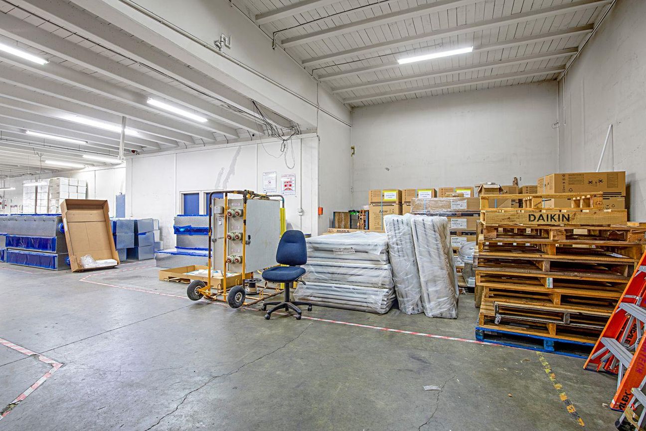 Substantial City-Fringe Office & Warehouse Facility - Ansicht 6