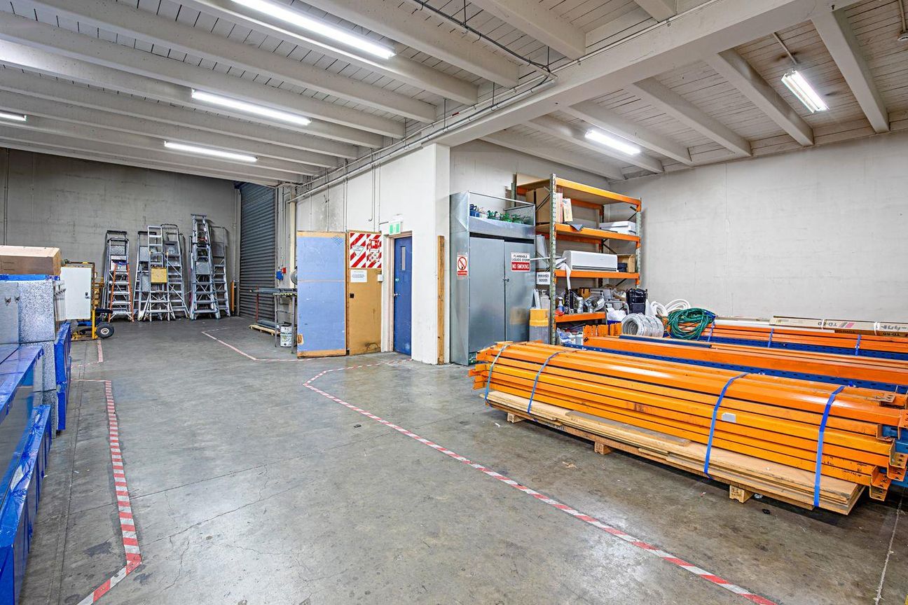Substantial City-Fringe Office & Warehouse Facility - Mehr