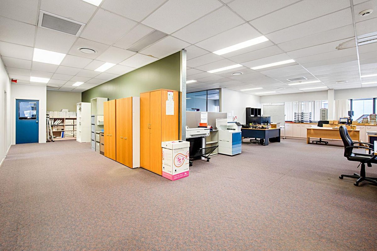 Substantial City-Fringe Office & Warehouse Facility – pohled 5