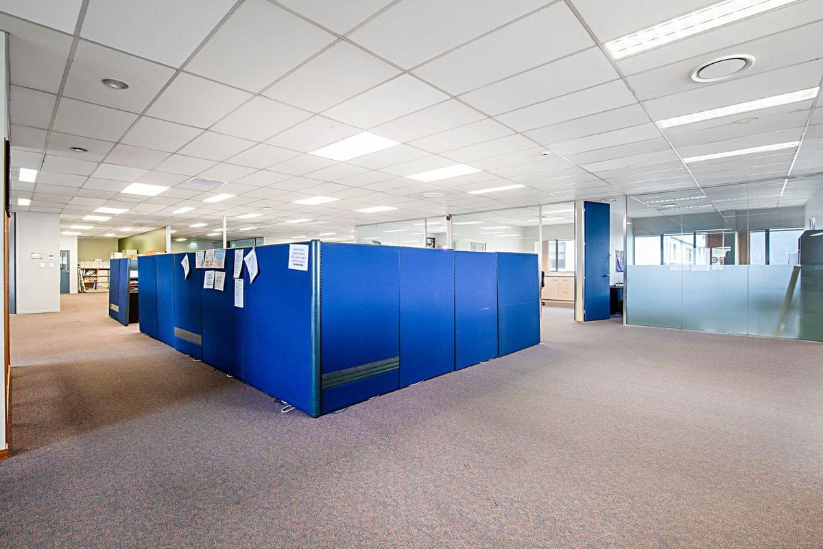Substantial City-Fringe Office & Warehouse Facility – pohled 6