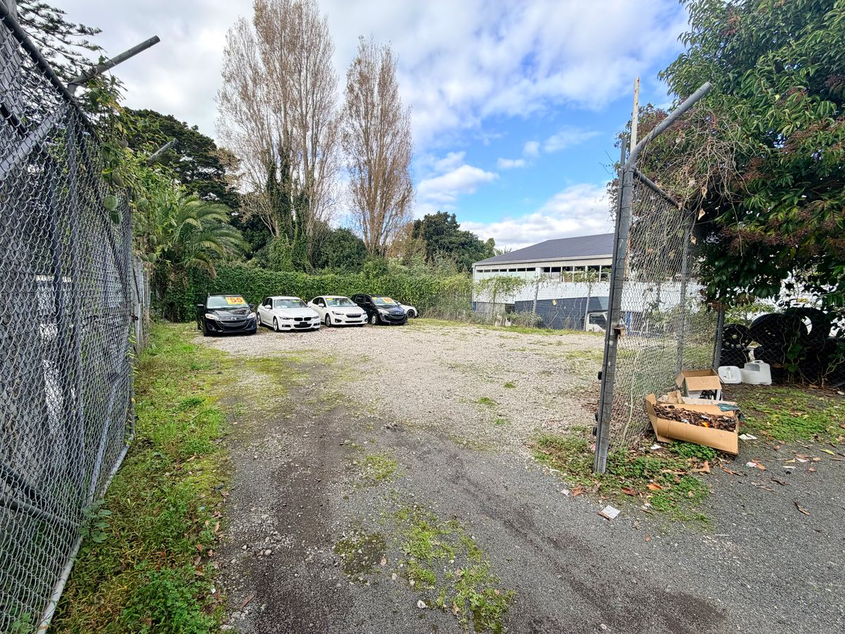 Showroom, Workshop & Yard, High Exposure Location - Mehr