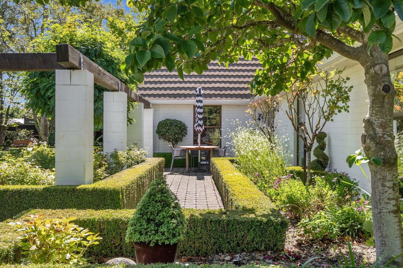 Beautiful Home on 1526 m² with Guest Suite & Pool - Aanzicht 6