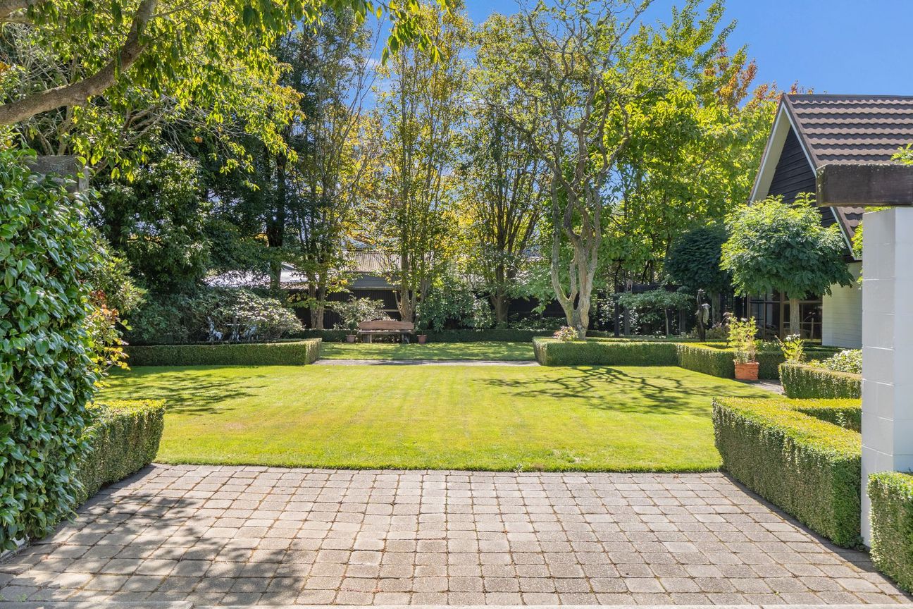 Beautiful Home on 1526 m² with Guest Suite & Pool - Aanzicht 3