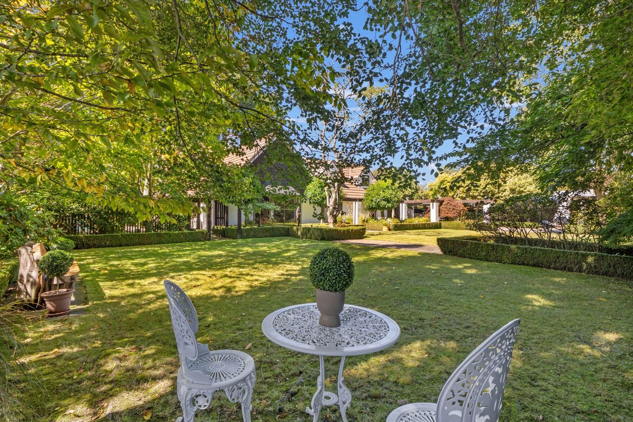 Beautiful Home on 1526 m² with Guest Suite & Pool - Aanzicht 5
