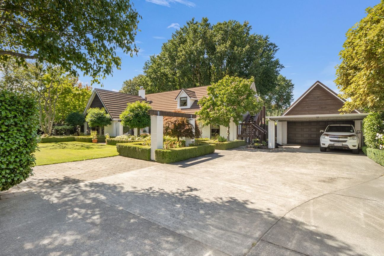 Beautiful Home on 1526 m² with Guest Suite & Pool - Aanzicht 2
