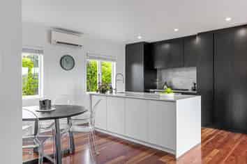 1/74 college road, Northcote