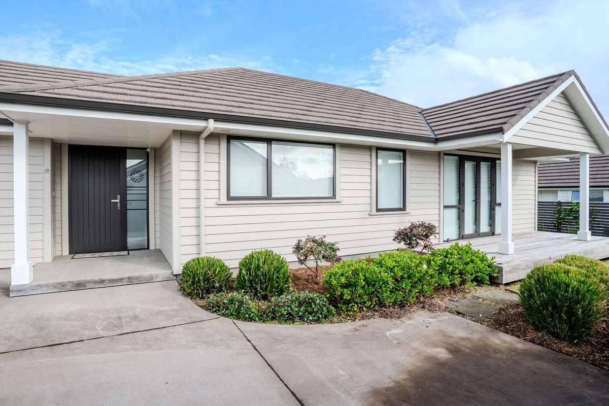 STYLISH LIVING IN A PREMIUM GATED COMMUNITY - Flere