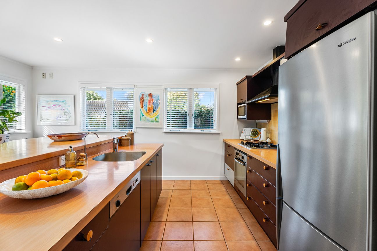 1950's Concrete Stucco Bungalow - Altro