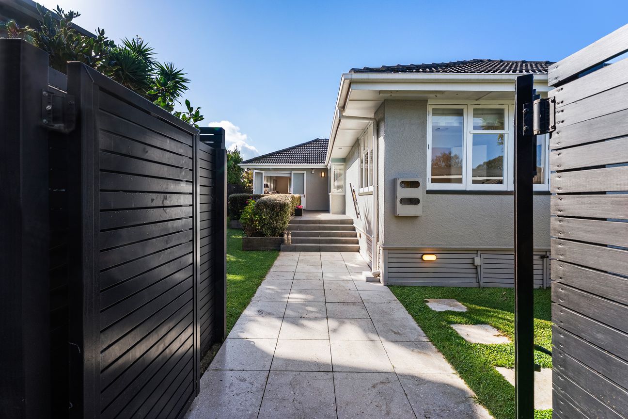1950's Concrete Stucco Bungalow - Vista 2