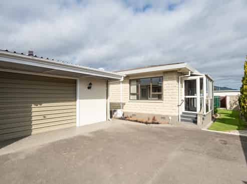 2/18 Ranui Road, Stoke