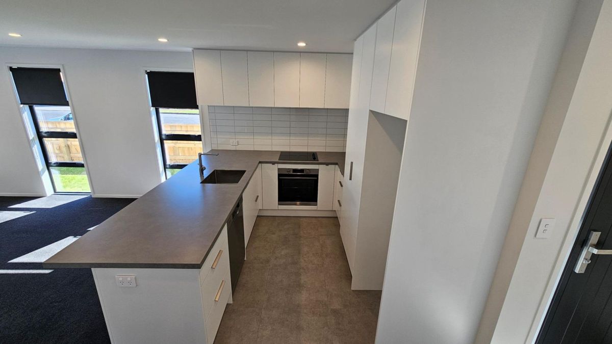 THREE BEDROOM CLOSE TO HOSPITAL - Widok 3