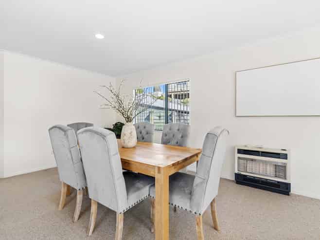 6 Redwood Crescent, Westown