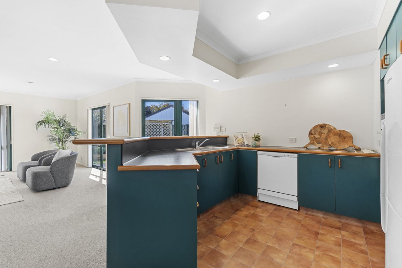 PRIVATE, SUNNY LIVING – PRIME LOCATION - Vista 5