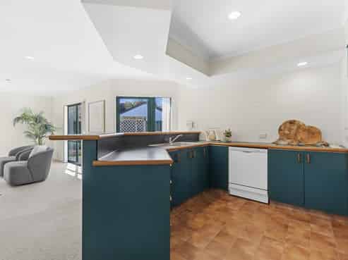6 Redwood Crescent, Westown