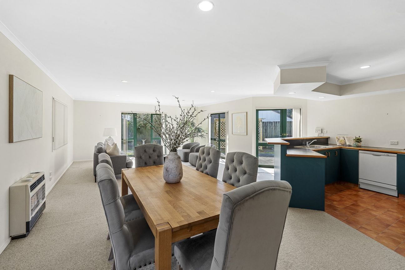 PRIVATE, SUNNY LIVING – PRIME LOCATION - Vista 6