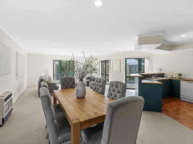 6 Redwood Crescent, Westown