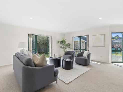 6 Redwood Crescent, Westown