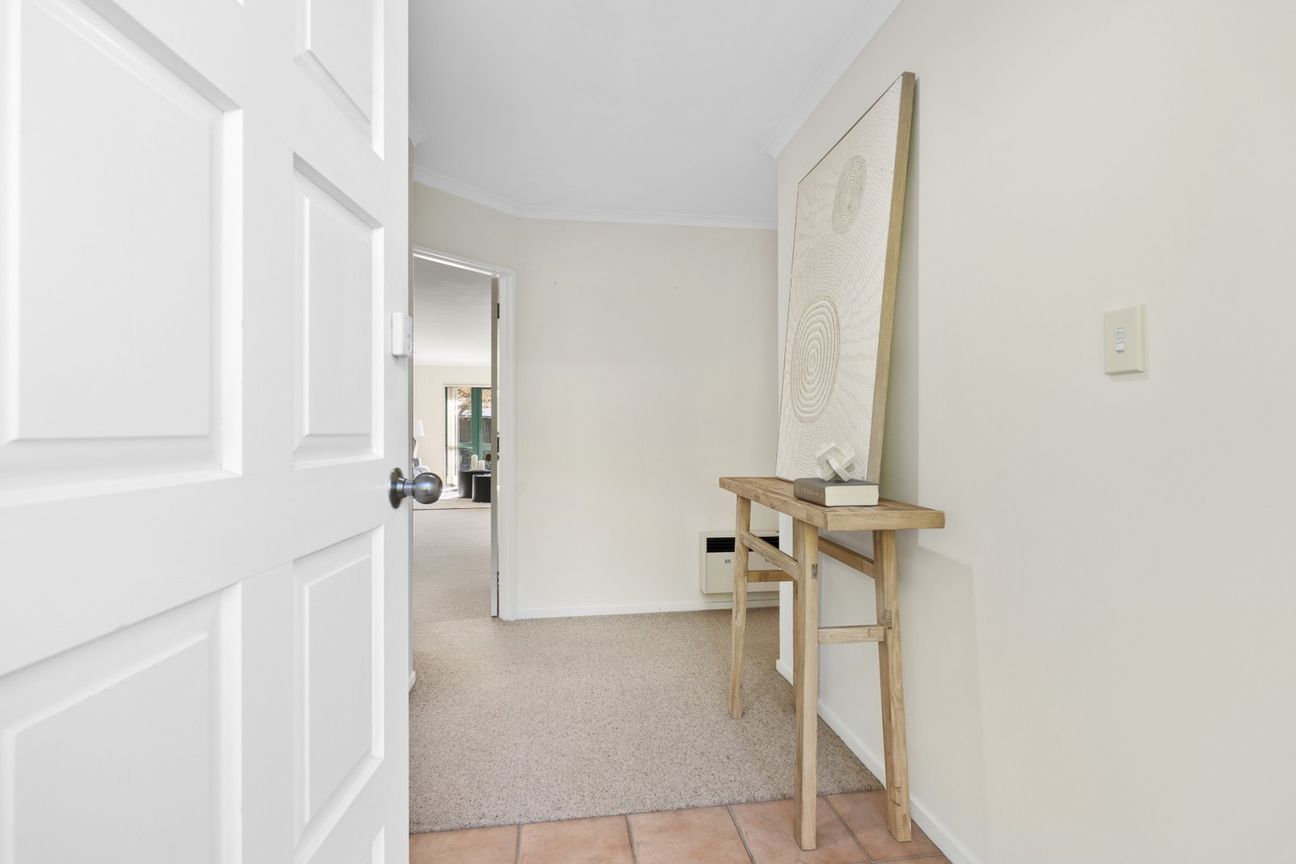 PRIVATE, SUNNY LIVING – PRIME LOCATION - Vista 4