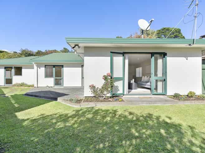 6 Redwood Crescent, Westown