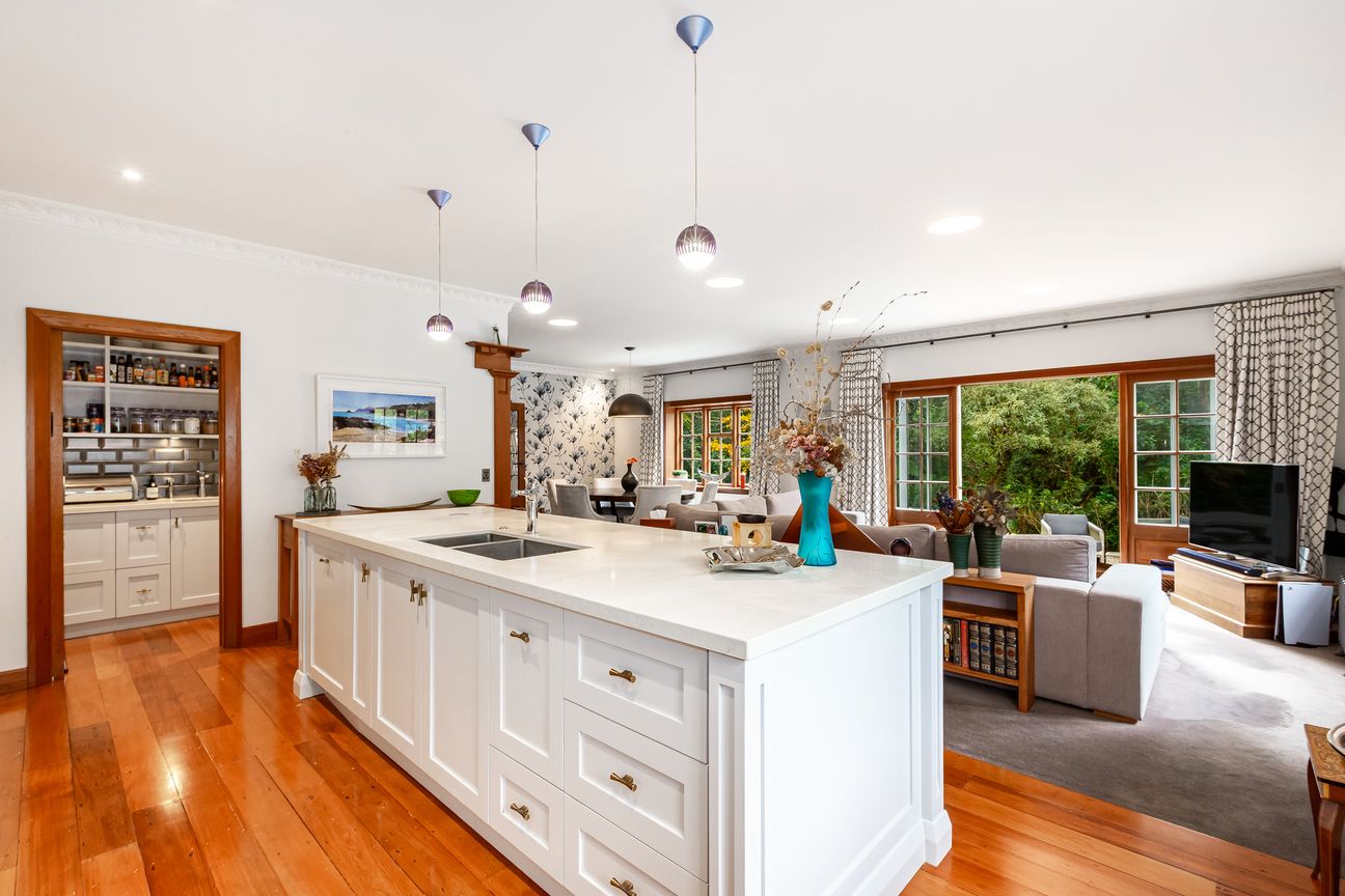 ABSOLUTELY STUNNING HOME & GARDEN - Vista 2