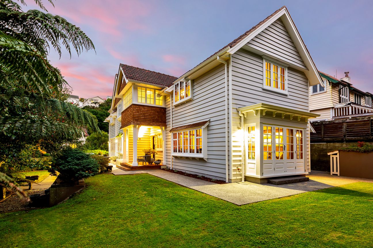 ABSOLUTELY STUNNING HOME & GARDEN - Vista 5