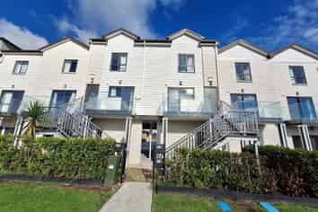 4/8 Kerrs Road, Wiri