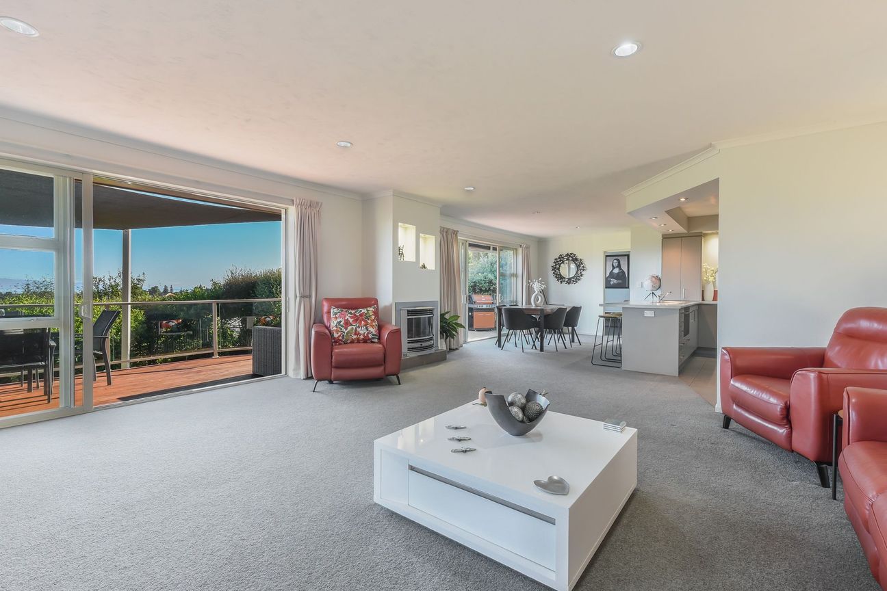 Stunning Views, Seamless Living, Standout Location - Widok 3