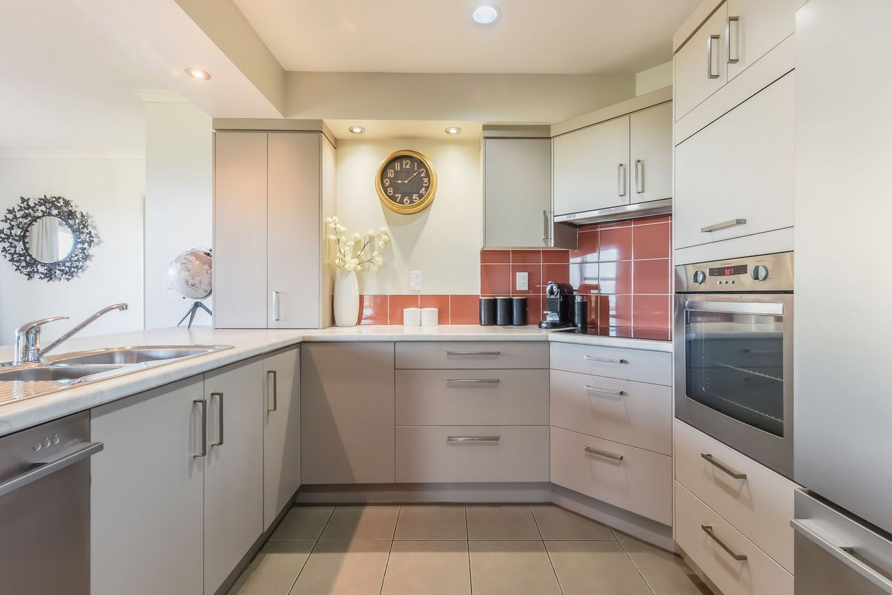 Stunning Views, Seamless Living, Standout Location - Widok 6