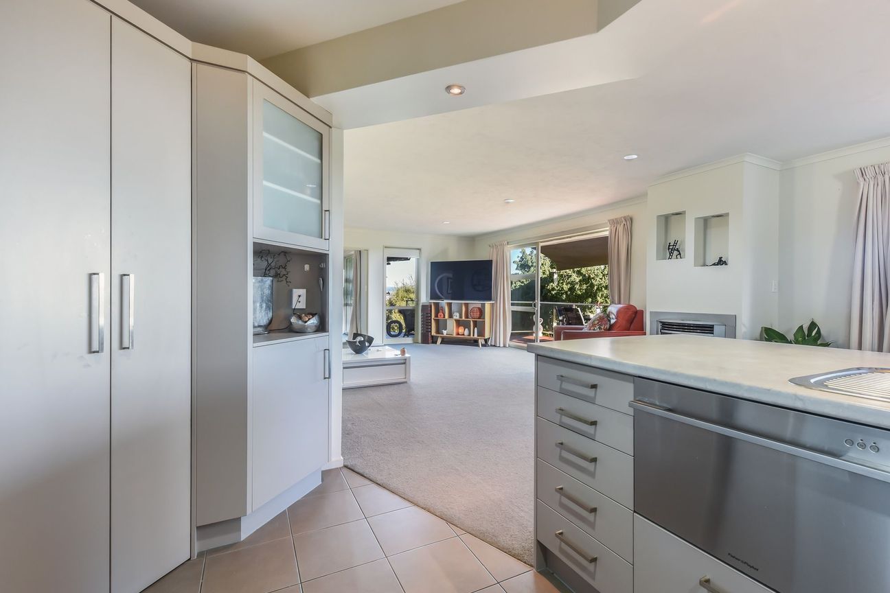 Stunning Views, Seamless Living, Standout Location - Więcej