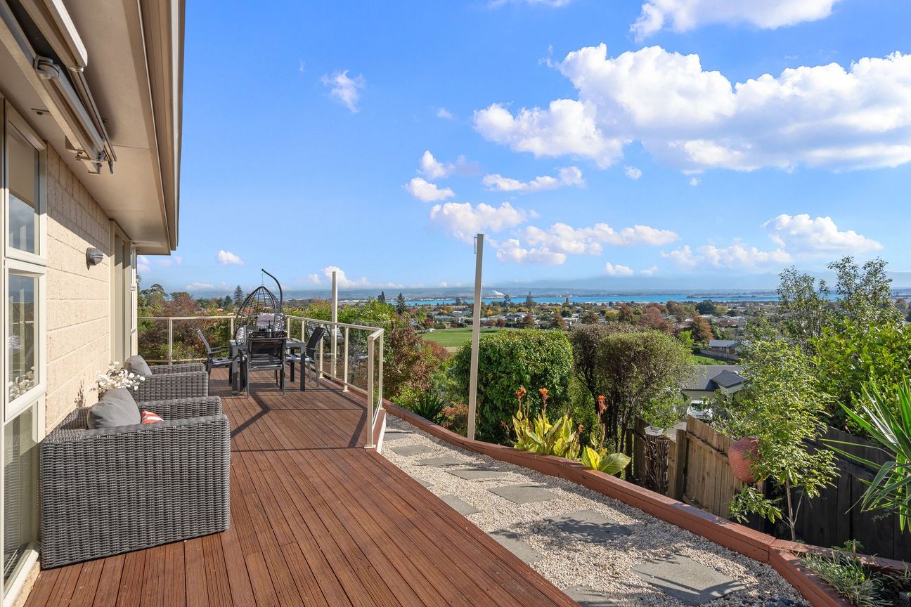 Stunning Views, Seamless Living, Standout Location - Widok 4