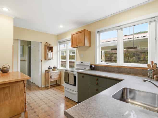 8 York Avenue, Manor Park