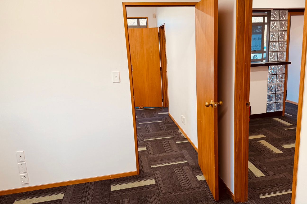Upgraded Ground Floor Office & Warehouse – další