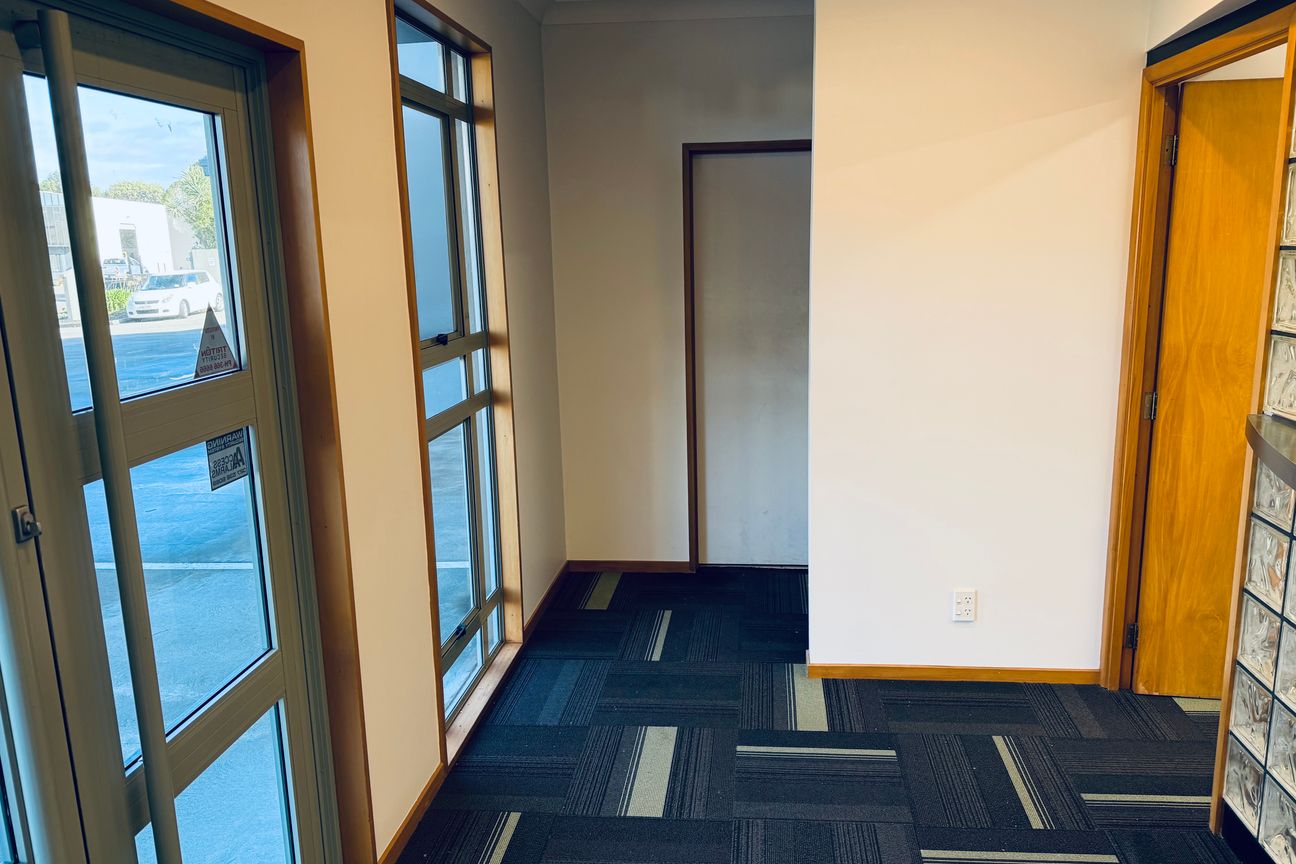 Upgraded Ground Floor Office & Warehouse – pohled 3
