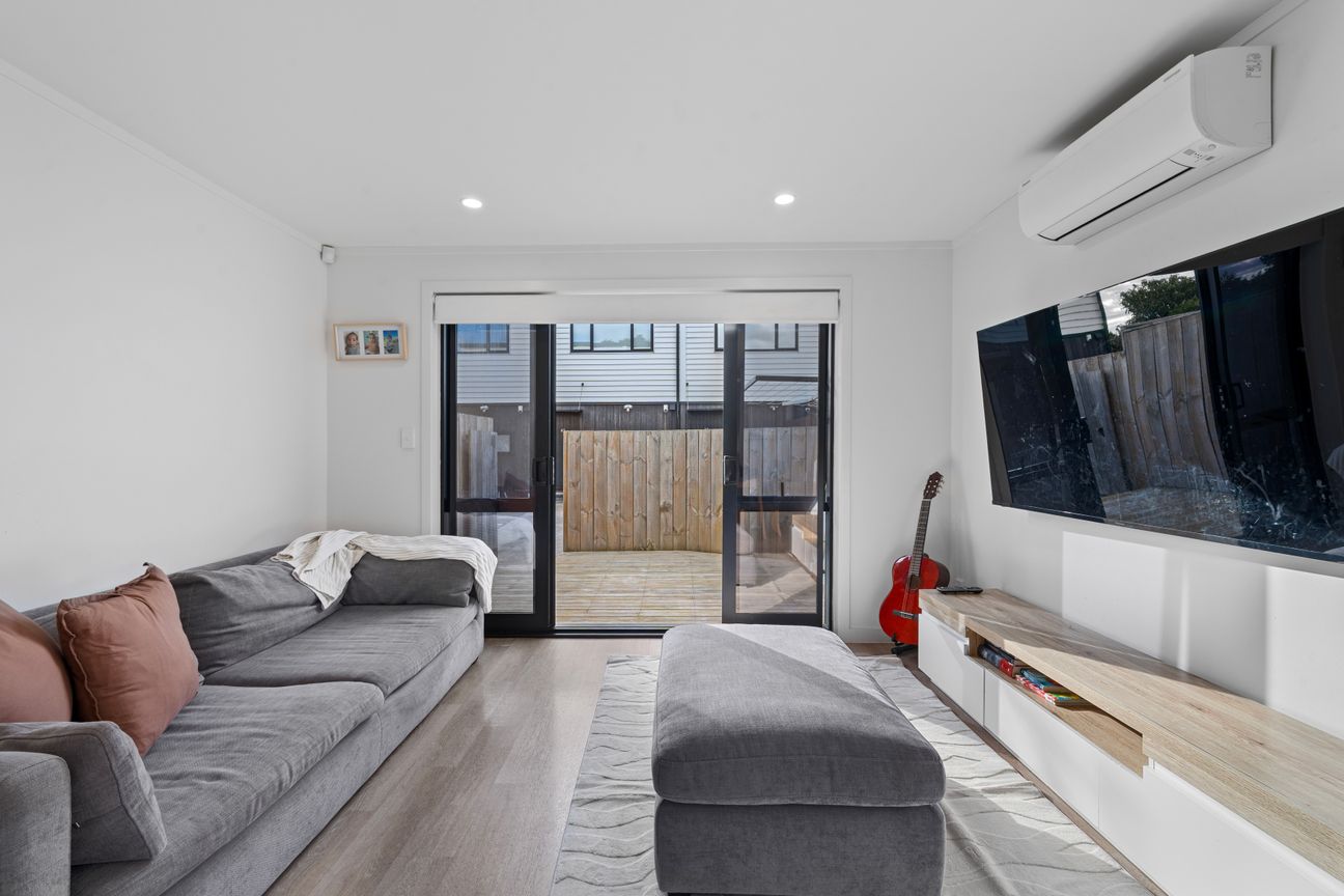 LOW-MAINTENANCE LIVING BY THE VILLAGE – pohled 3