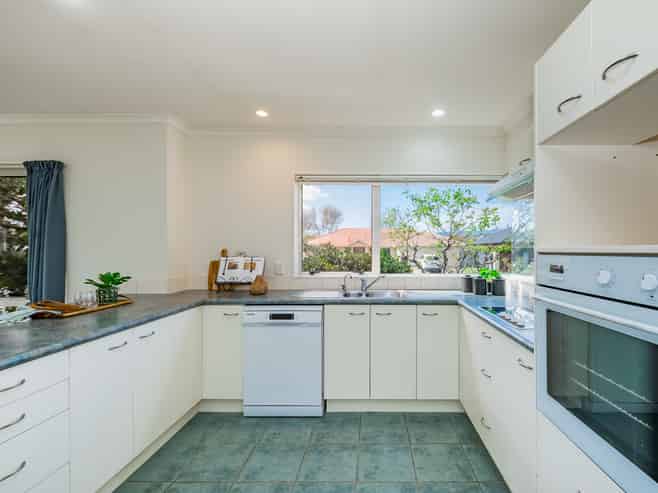 122 Guildford Drive, Paraparaumu Beach