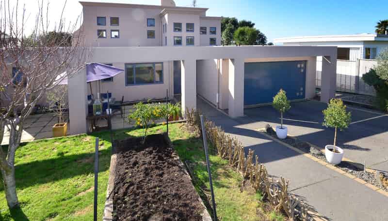 102 Pacific Parade, Army Bay